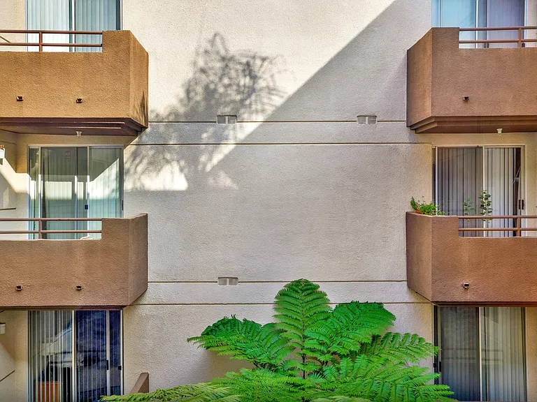 Peach Tree Court Apartments — Photo 2