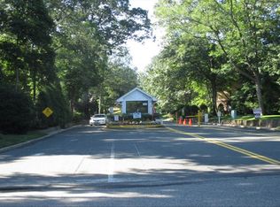 105 Skyline Dr, Coram, NY 11727