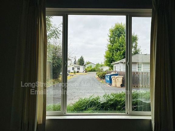 2nd image of 933A NW Sequoia Ave