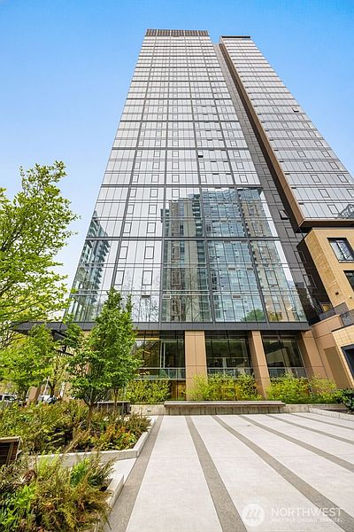 4th image of 800 Columbia Street #808