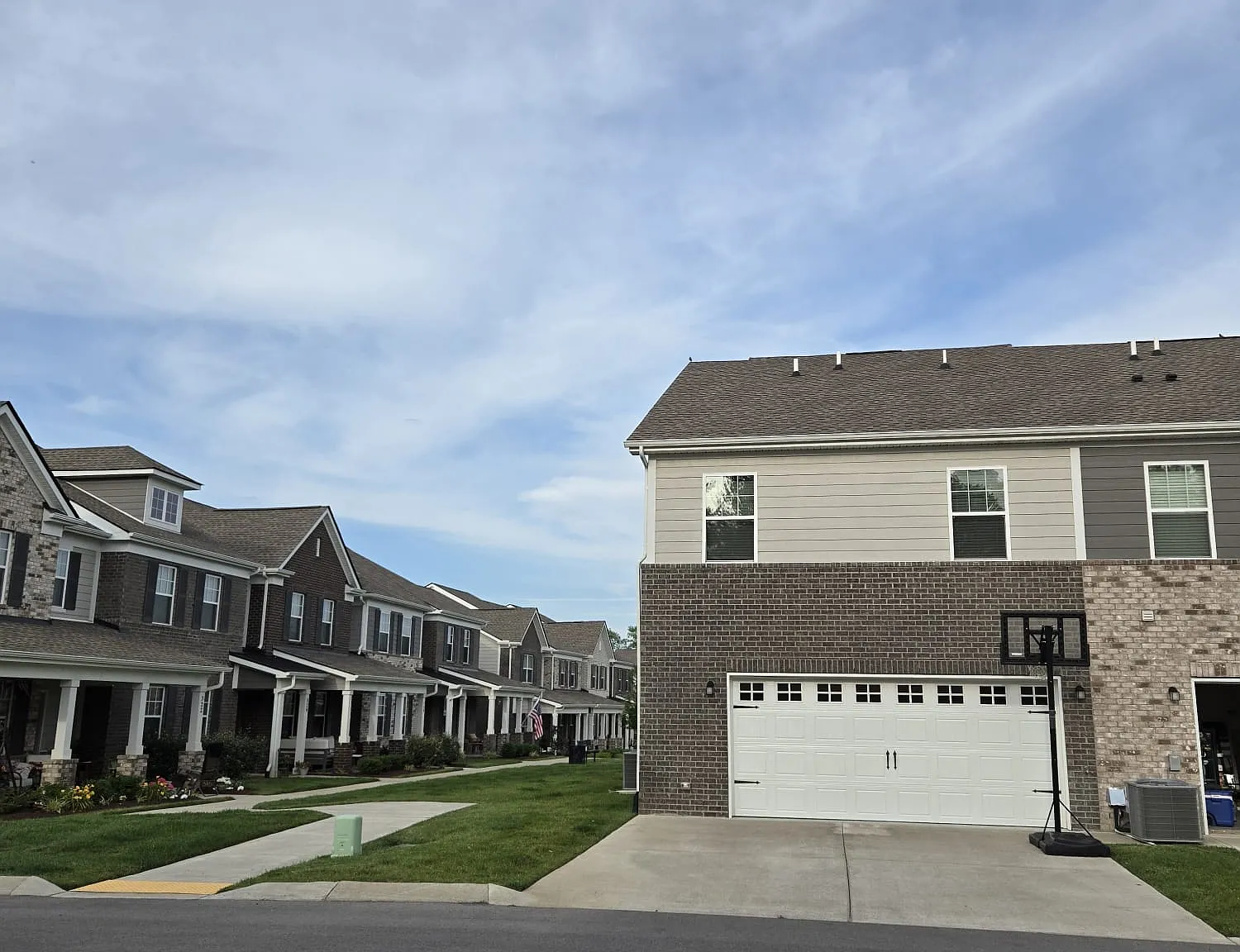 3 bed, 2.5 bath, 1691 sqft, $2,200 — Photo 3