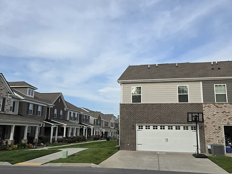 326 Lydia Dr — Photo 3