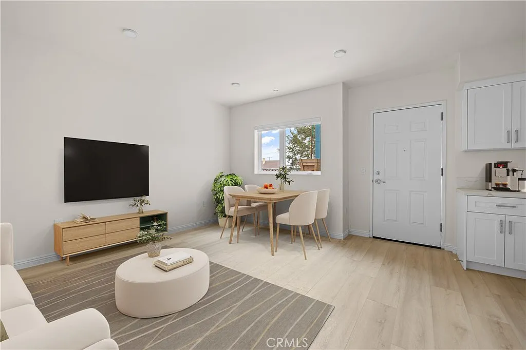 2 bed, 736 sqft, $4,563 — Photo 4