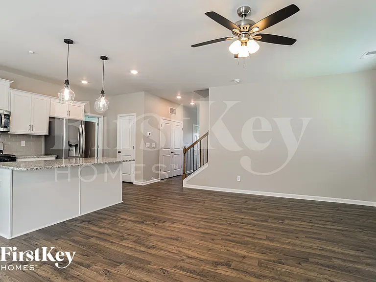 164 N Hill Ln — Photo 3