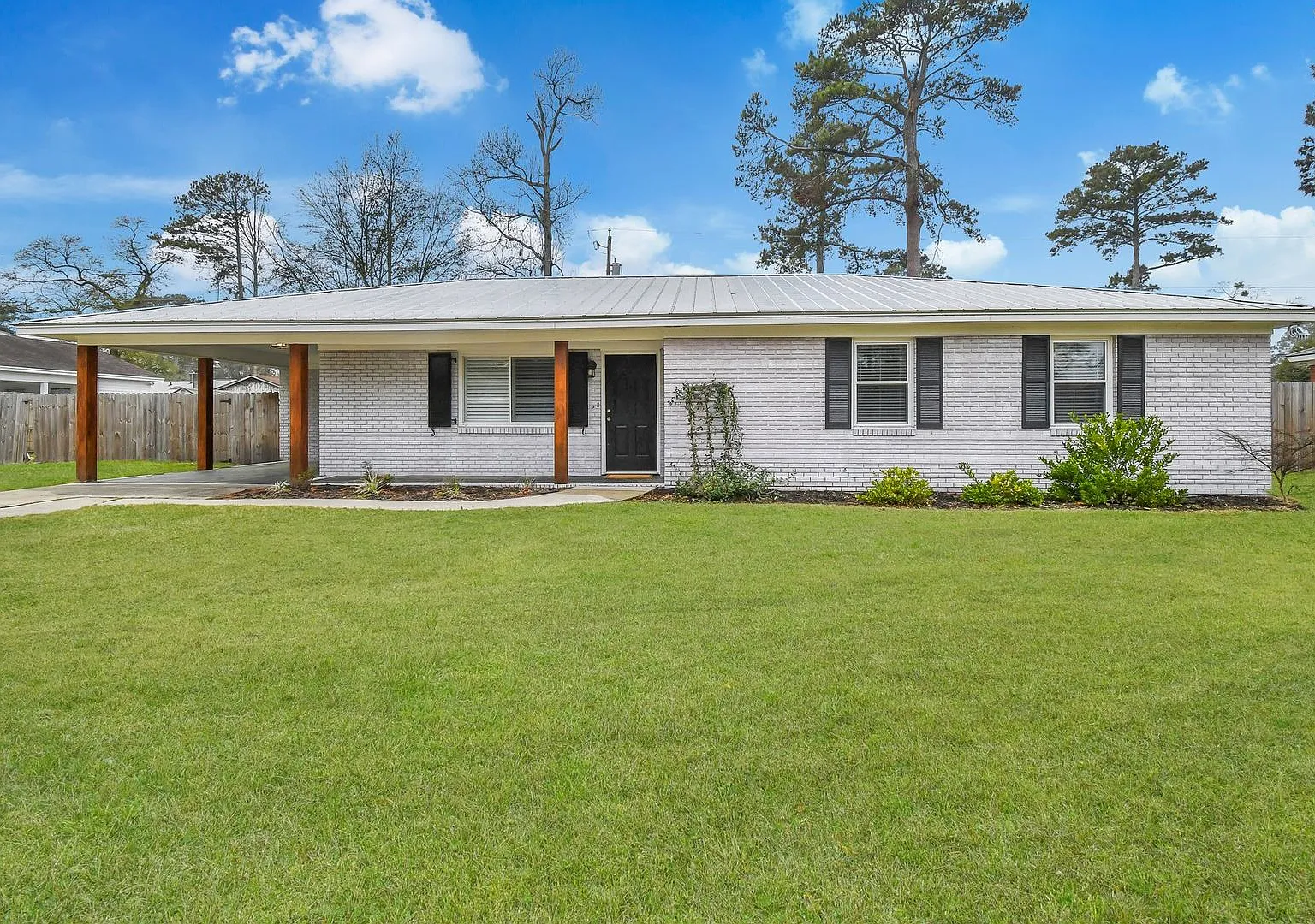1015 Reita St — Photo 1