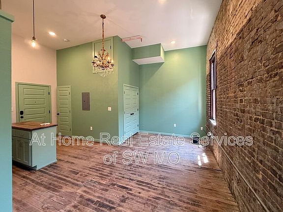 4th image of 320 W Walnut St #208