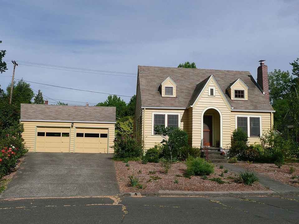 584 Rose St NE front view