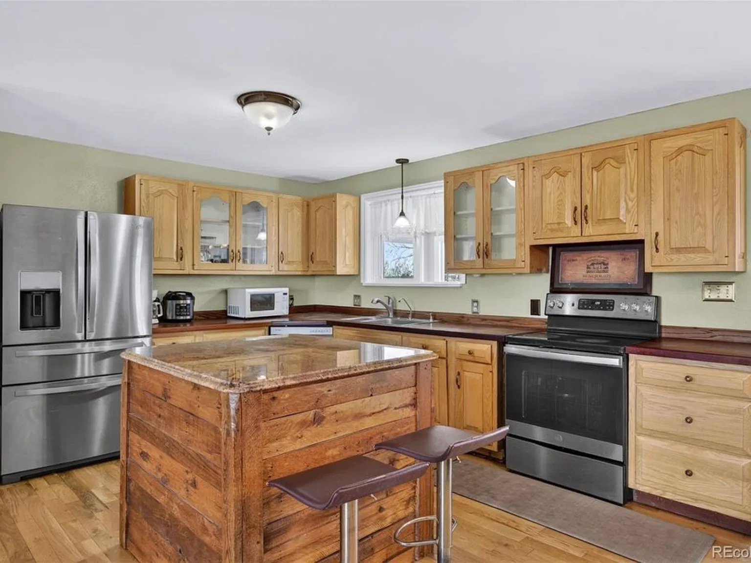 3 bed, 2080 sqft, $3,000 — Photo 2