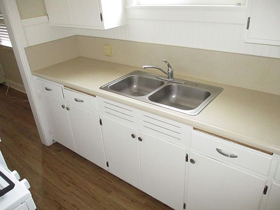 3rd image of 536 Haven St Unit B