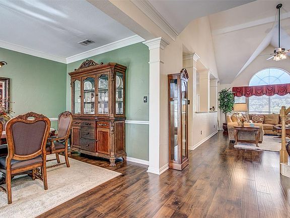 4th image of 8121 Beverly Dr