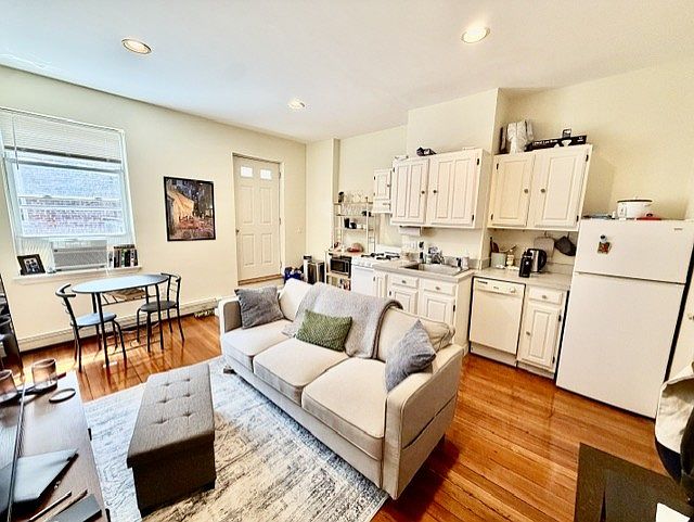 1st image of 24 Hull St APT 2R
