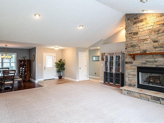 4th image of 32 Beacon Hill Dr