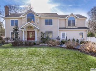 24 Gilbert Ave, Smithtown, NY 11787
