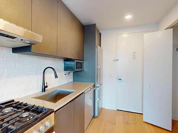 4th image of 14474 Northern Blvd #8Q