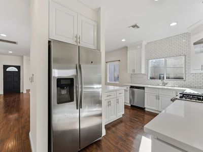 1135 N Hoover St, Los Angeles, CA, 90029