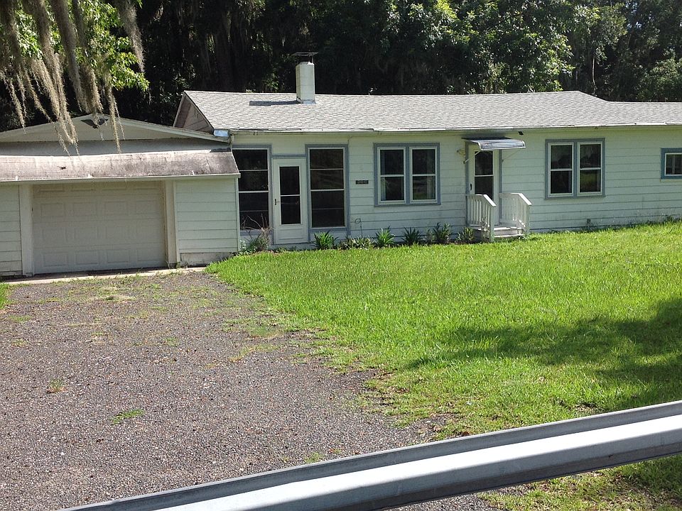 Country home on.86 acre