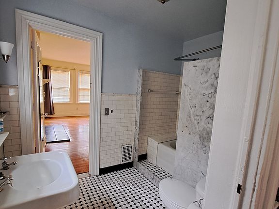 3rd image of 307 Linwood Ave
