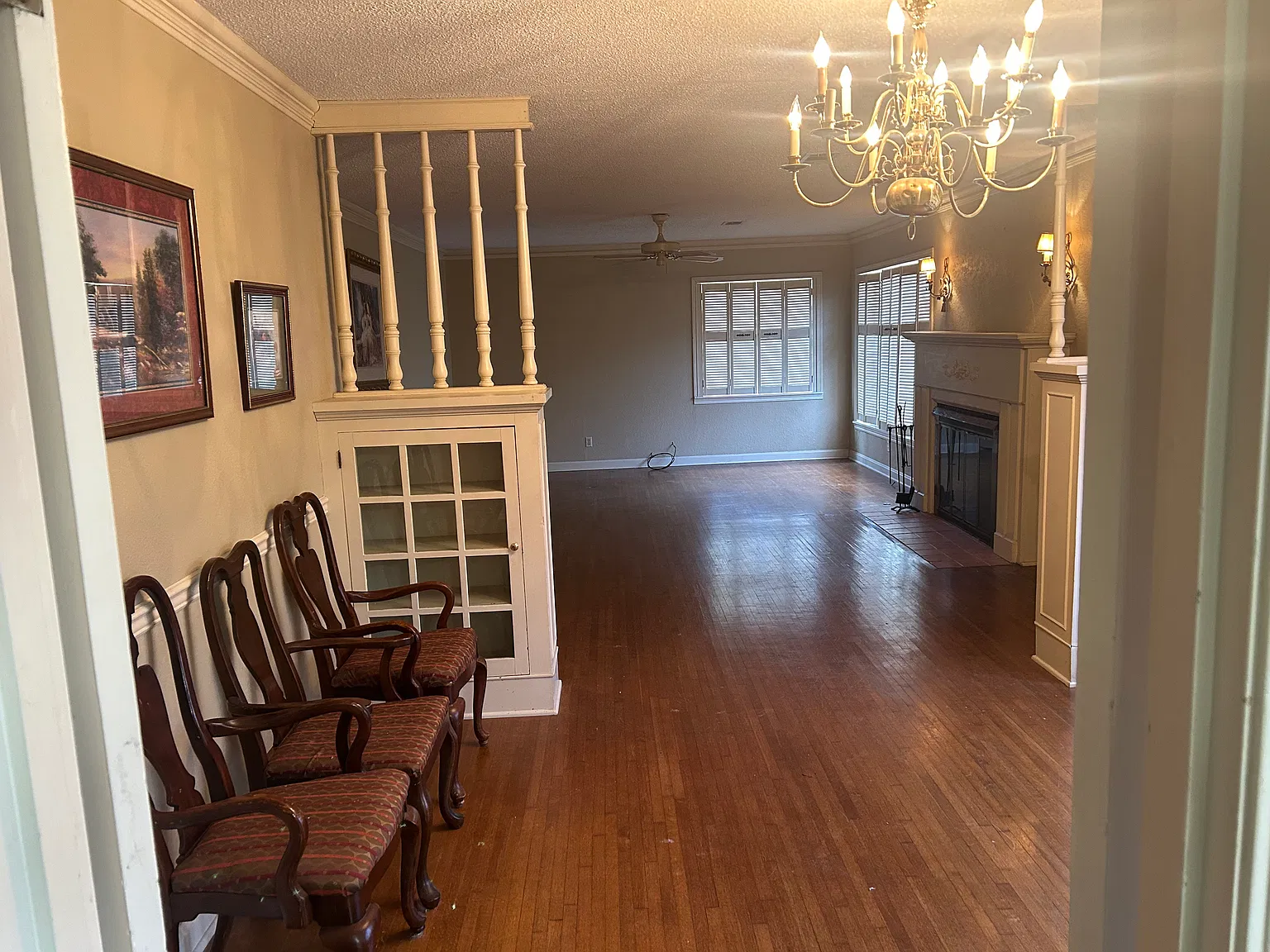 5600 Collins Ln — Photo 2