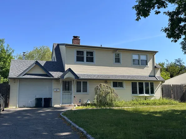 61 Friendly Rd, Hicksville, NY 11801