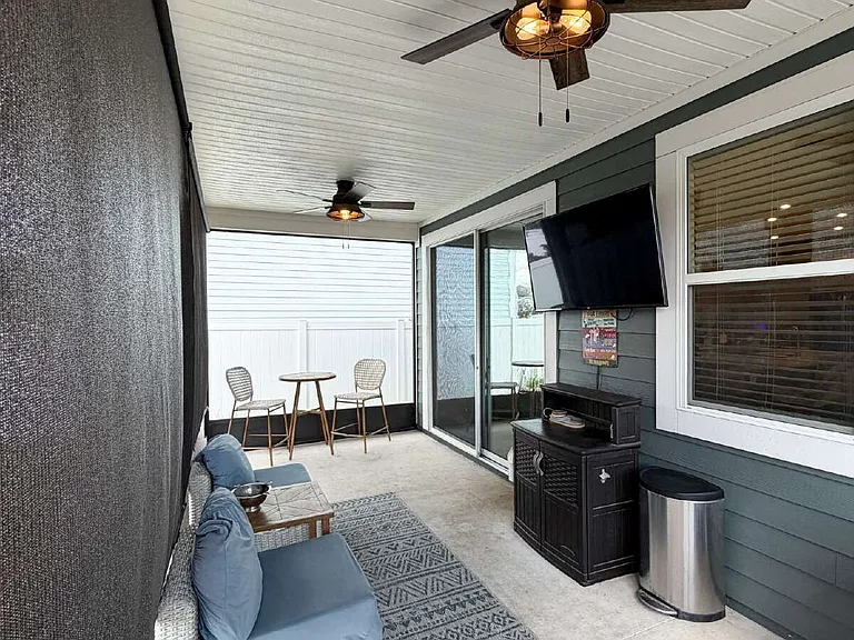 467 Blue Daze St — Photo 16