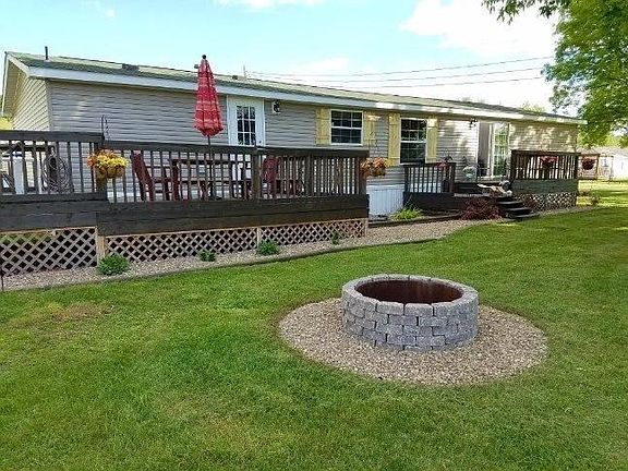 Two nicely sized decks to enjoy those summer nights!