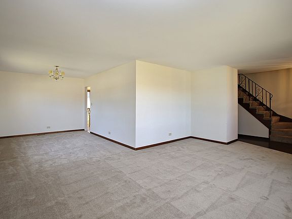 NEW Carpet! Huge living room dining room combo
