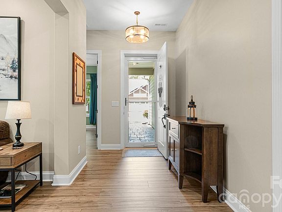 5th image of 131 Chimney Rock Ct