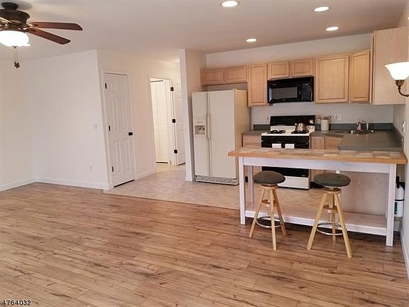 2nd image of 3 Magnolia Ln