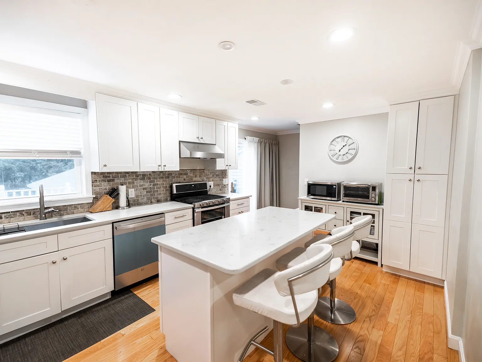 5 bed, 2550 sqft, $4,300 — Photo 2