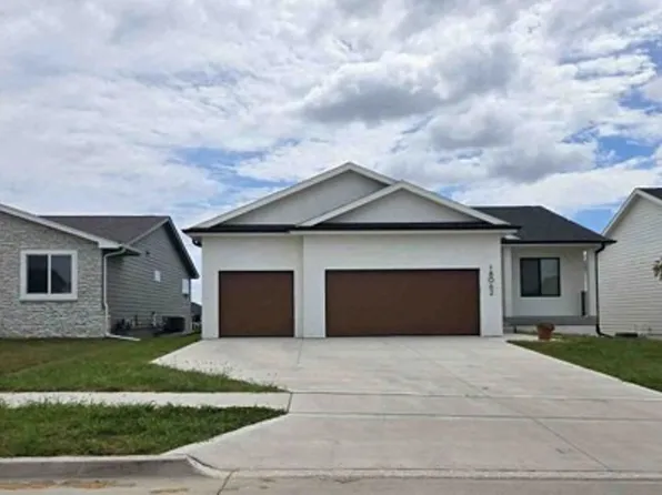 18062 Alpine Dr, Clive, IA 50325