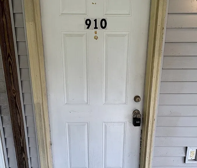 910 Withrow Dr — Photo 2