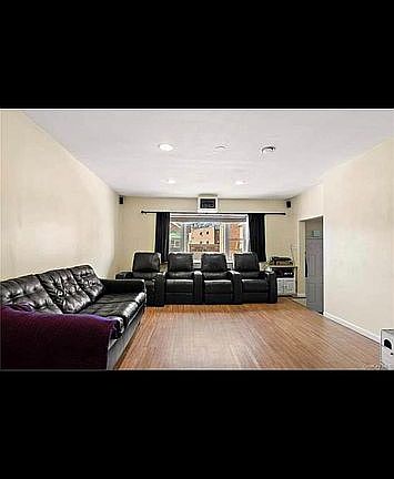 4th image of 2560 Hone Ave