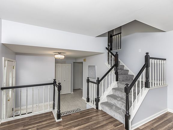 3rd image of 828 Oakwood Dr