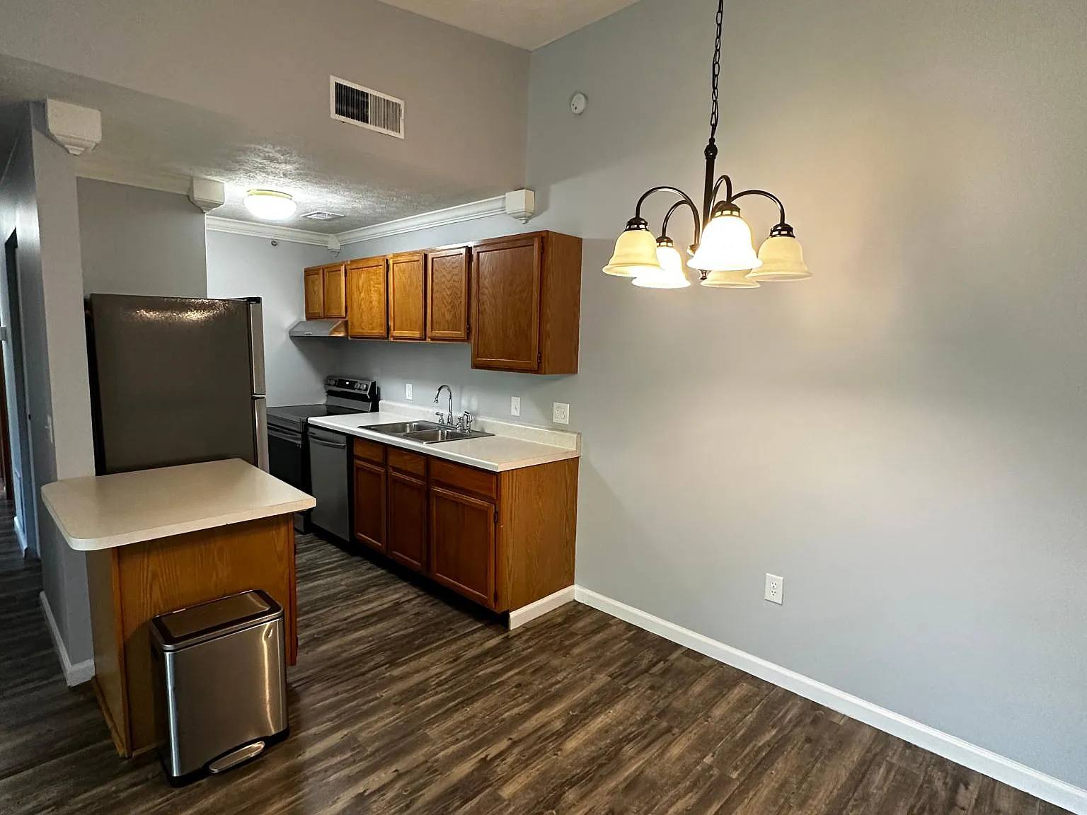 3 bed, 1000 sqft, $1,600 — Photo 4