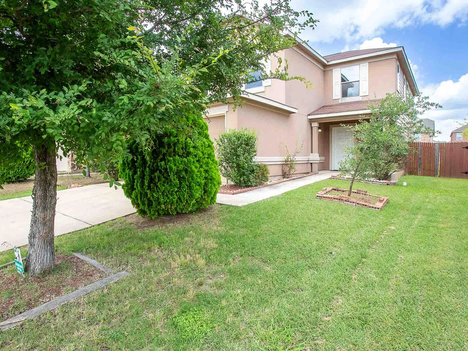 5 bed, 3.0 bath, 2305 sqft, $2,000 — Photo 3
