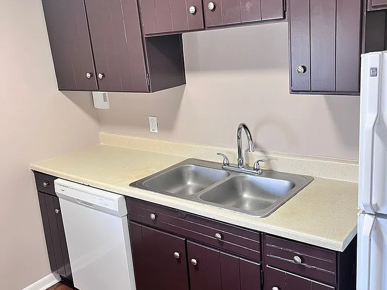 Bristol Square Apartments — Photo 109