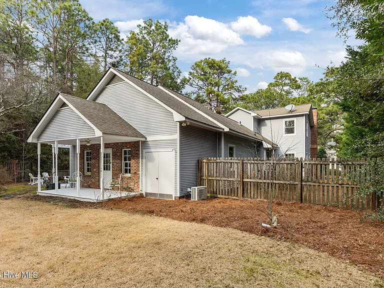 25 McLeod Rd — Photo 7