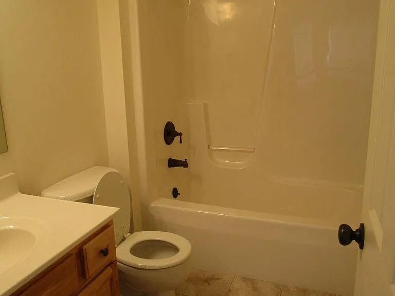 2nd Floor Hallway - Full Bathroom