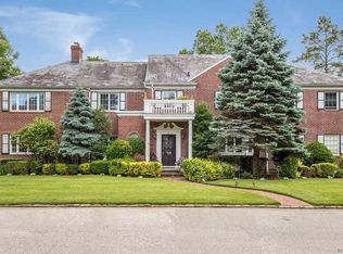 19 Copper Beach Ln, Cedarhurst, NY 11559
