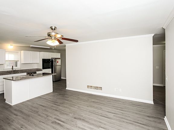 5th image of 423 Friarsgate Blvd