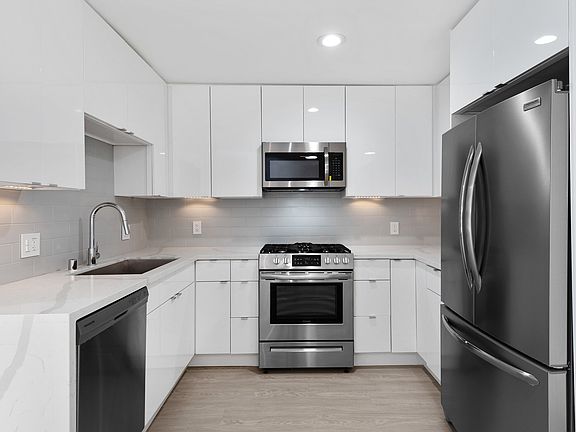 3rd image of 1546 S Bundy Dr APT 201