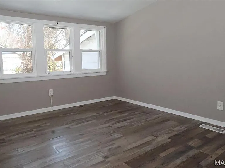 5460 Hamilton Ave — Photo 11