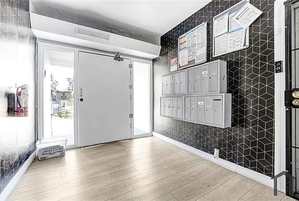 1918 Grace Ave #3 — Photo 8