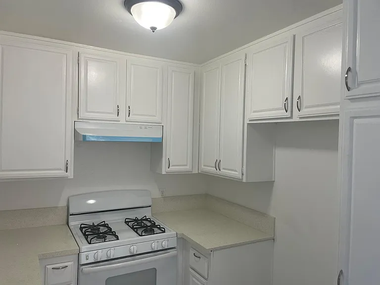 333 W Lexington Dr — Photo 16