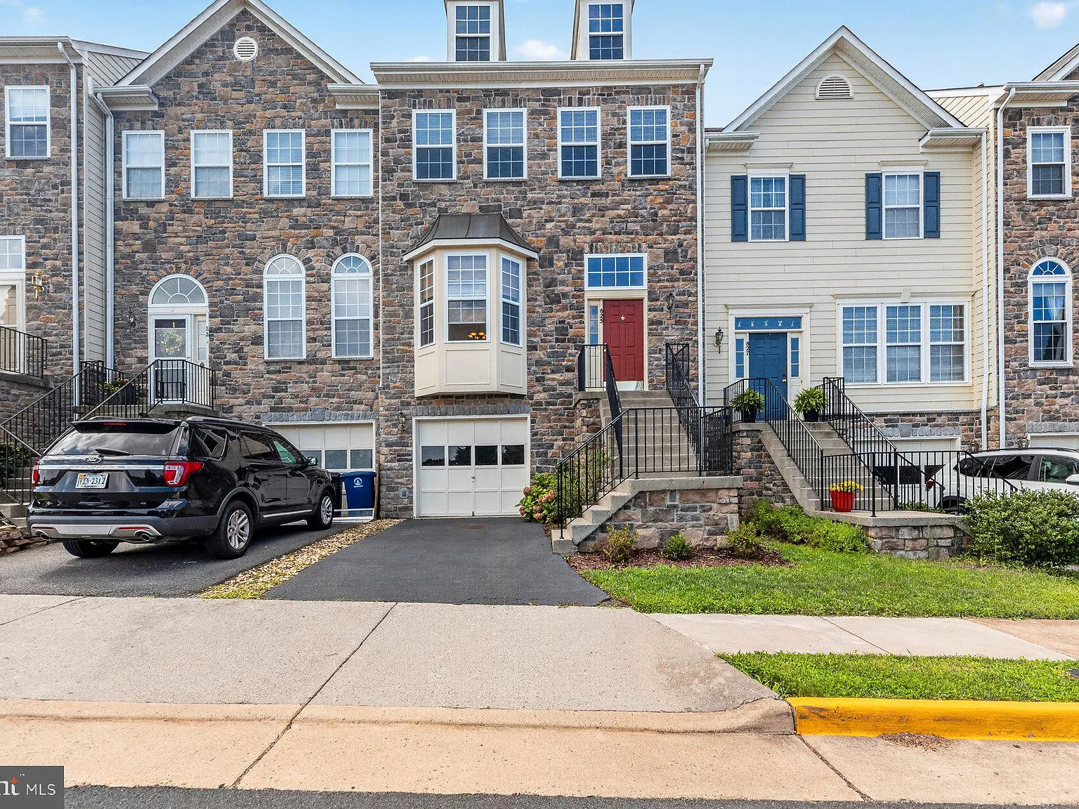 3 bed, 3.5 bath, 3044 sqft, $3,100 — Photo 1