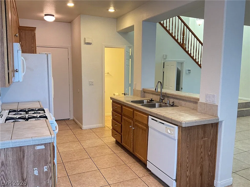 3 bed, 2.5 bath, 1527 sqft, $1,995 — Photo 3