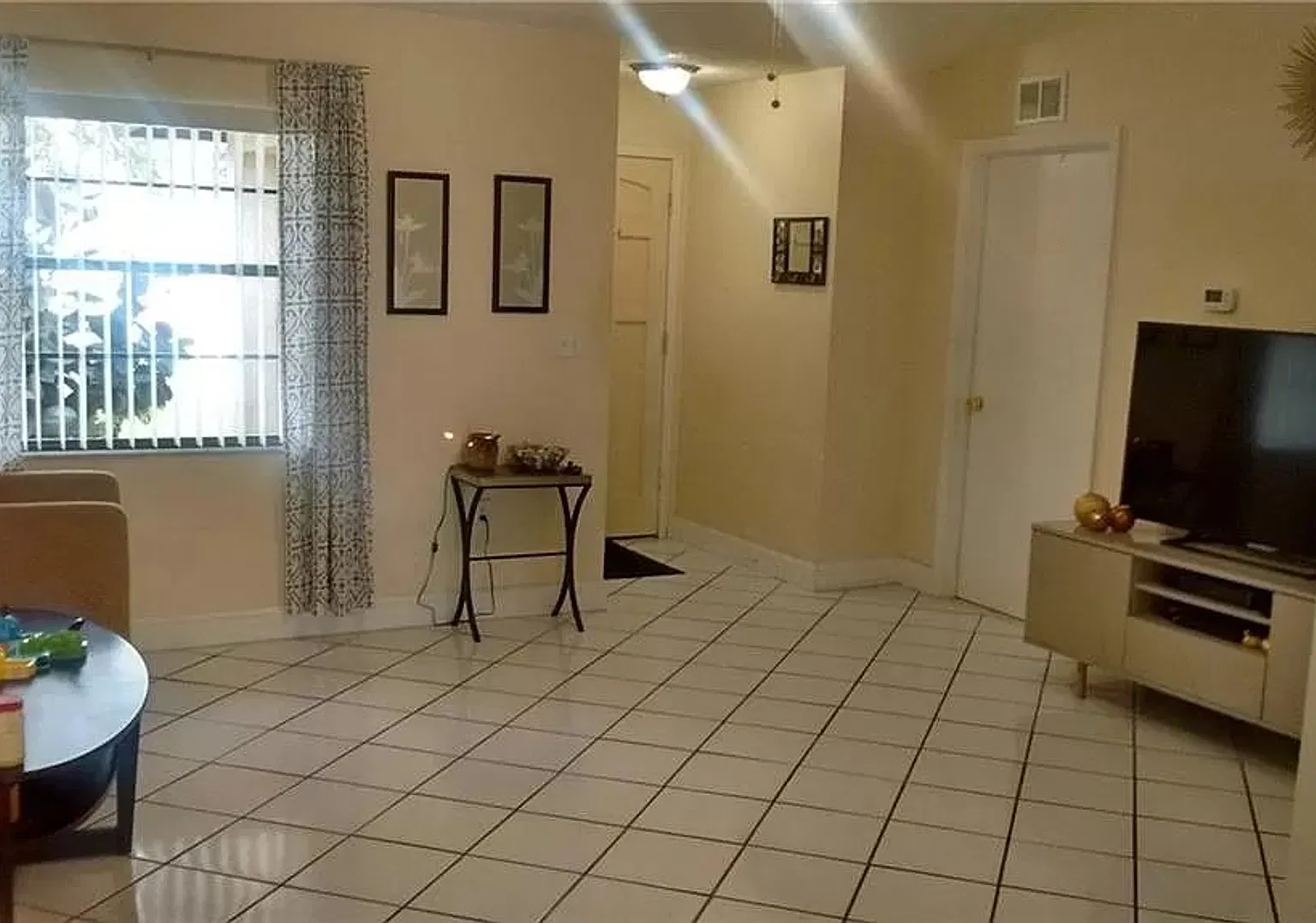 Spacious and well-located 3bed/ 2bath home available for rent in Sarasota, near 301, shopping, be... — Photo 2