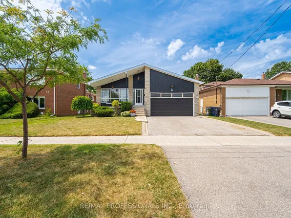 90 Peckham Ave, Toronto, ON M2R 2V5