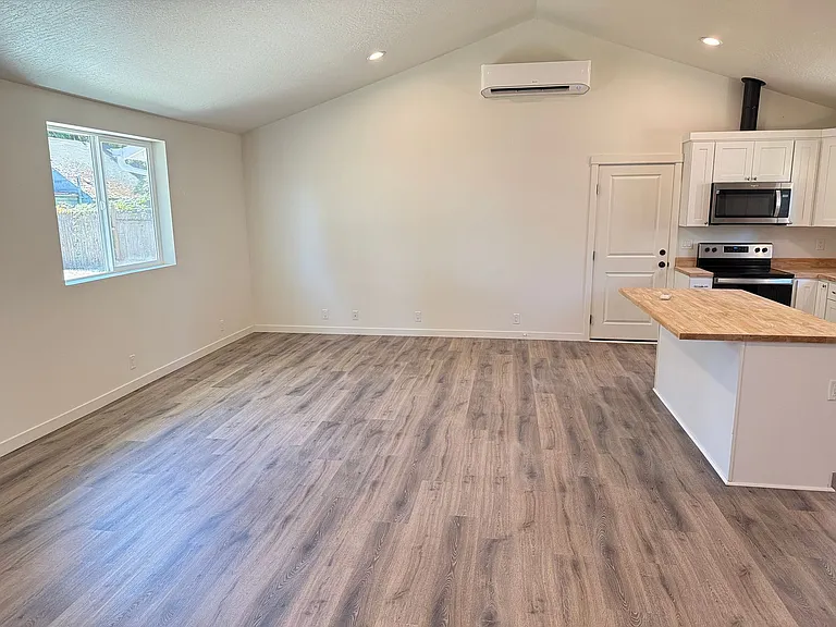 1246 Hughes St — Photo 4