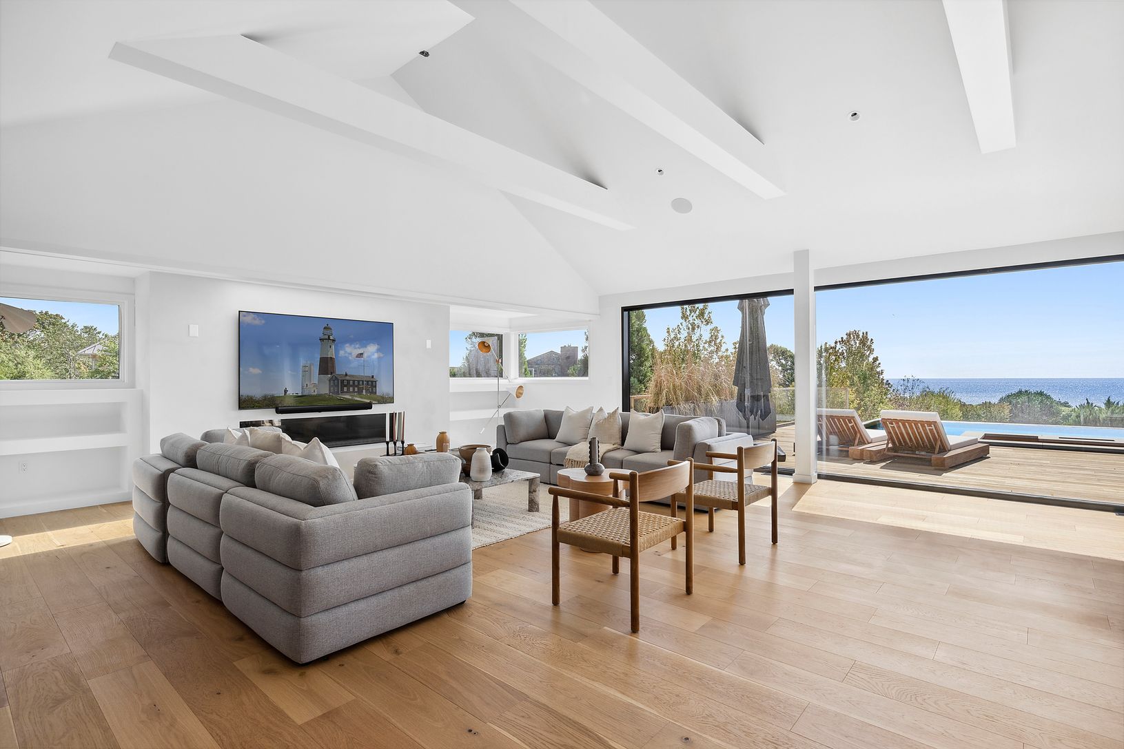  Spacious Living with ocean views